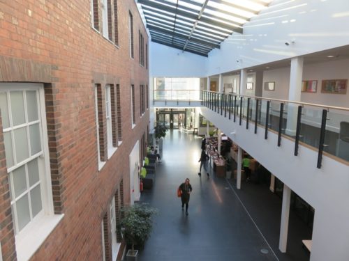 バーミンガム大学ビジネススクールの校舎の内観