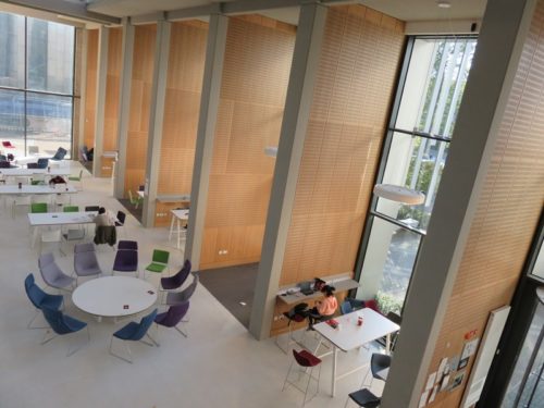 バーミンガム大学ビジネススクールの新しい施設（The Alan Walters Building）の内観