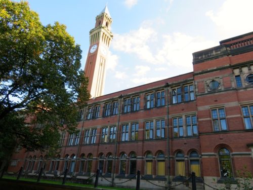 バーミンガム大学のオールド・ジョーと教室棟