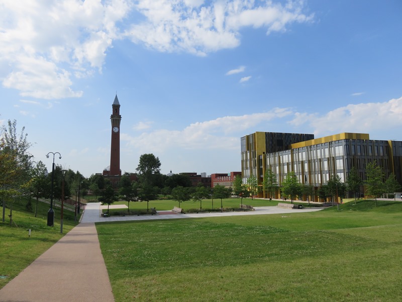 バーミンガム大学の図書館と時計台