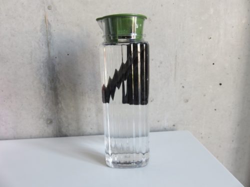 竹炭と水道水を飲料ボトルに入れる