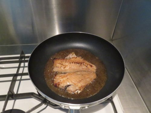 赤魚の煮付けを作る