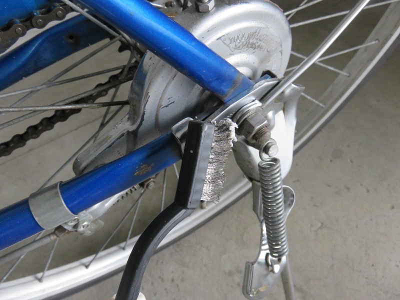 ワイヤーブラシにさび落としクリーナーをつけて自転車の錆をとる