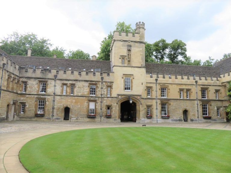 オックスフォード大学とケンブリッジ大学のカレッジ制の概要 Aoneko Lab