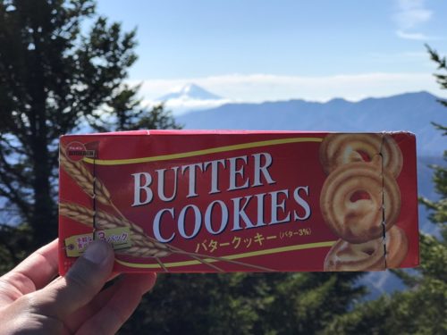 雲取山の山頂でクッキーを食べる