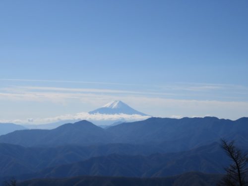 雲取山から富士山を眺める