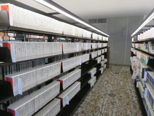 岩波新書が充実している板橋区新中央図書館