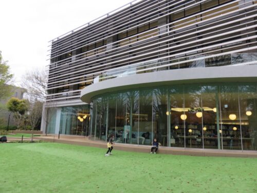 板橋区新中央図書館外観と子供
