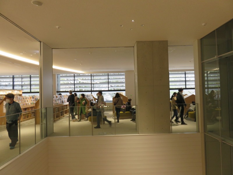 板橋区新中央図書館の内観の様子