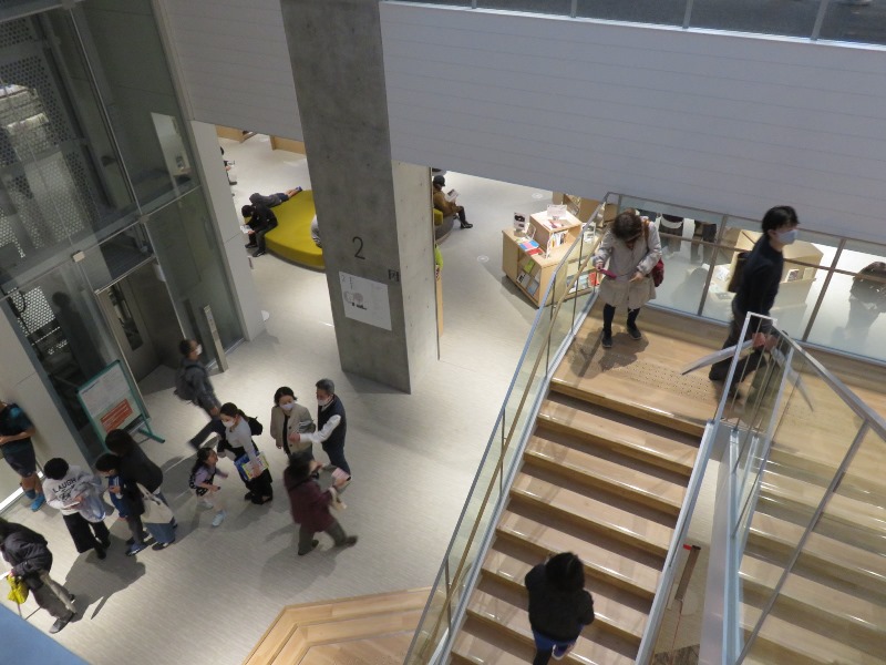 板橋区新中央図書館の内観の様子