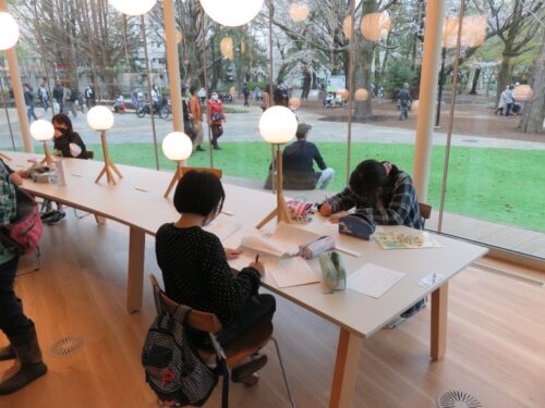 板橋区新中央図書館のキッズスペースで勉強する子供たち