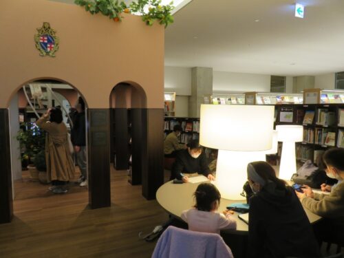 親子で絵本を読む様子（板橋区新中央図書館）