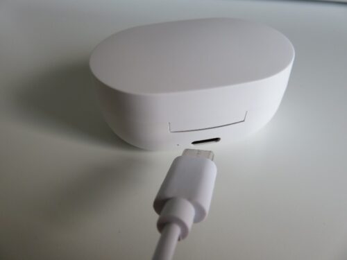 ワイヤレスイヤホンH15の充電ケースとUSB充電ケーブル