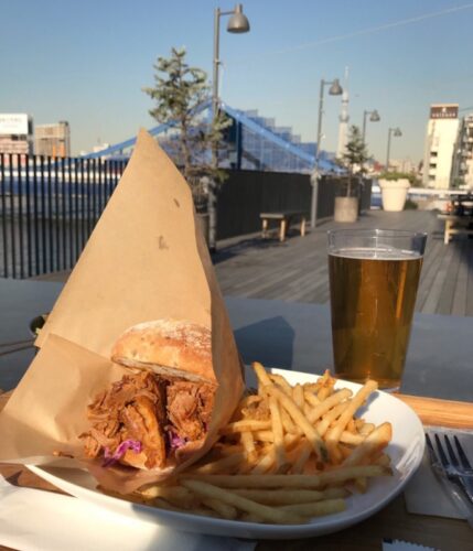 PITMANSのプルドポークバーガーとシーズンビール