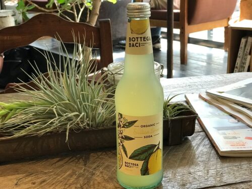 お洒落カフェROUTE BOOKSでイタリア産のオーガニック シチリアレモンソーダを飲む
