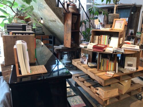 ブックカフェROUTE BOOKSの本とグランドピアノ