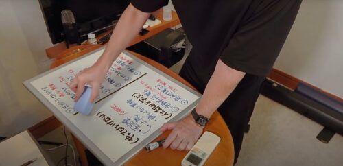 中田敦彦がYouTubeの動画撮影で使用しているホワイトボード