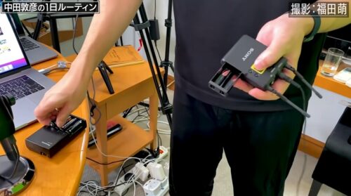 中田敦彦がYouTubeの動画撮影で使用しているSONY (ソニー) デジタル4Kビデオカメラレコーダーの乾電池のバッテリー