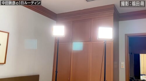 中田敦彦がYouTubeの動画撮影で使用しているライトスタンド
