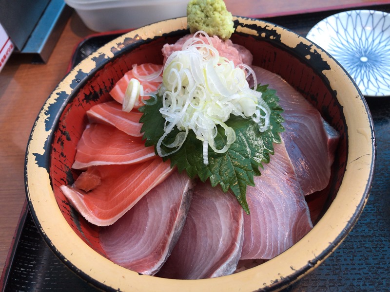 タカマル鮮魚店の海鮮丼ランチ・サーモン・ブリ・ネギトロ