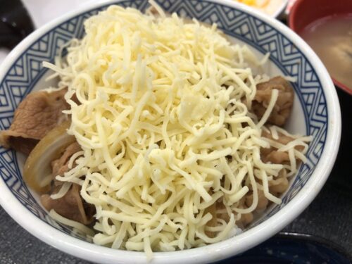 吉野家の牛丼にチーズをトッピング