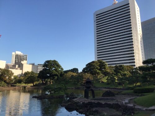 旧芝離宮恩賜庭園と東京のオフィスビル