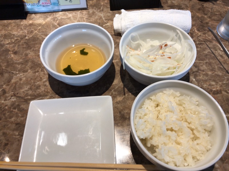 食肉センター恵比寿店のごはんとスープとオニオン野菜