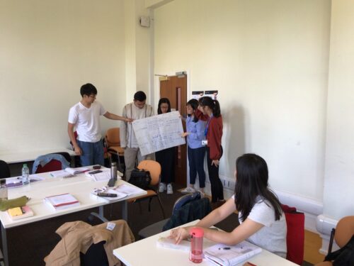 イギリスの大学で中国人の留学生とワークショップを行う